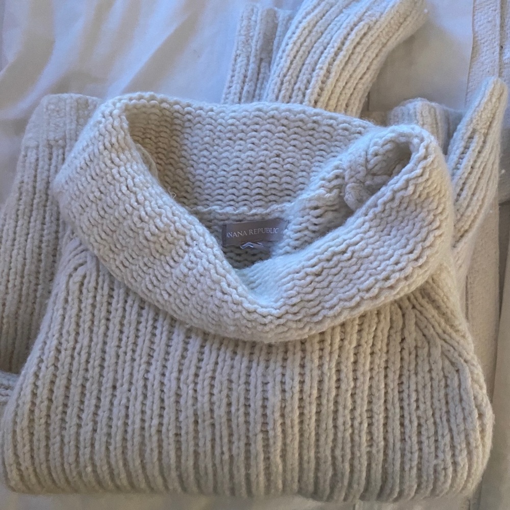 White Banana Republic Turtleneck Sweater